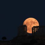 Εντυπωσιακές εικόνες από το «Φεγγάρι του Ελαφιού» πάνω από τον ναό του Ποσειδώνα