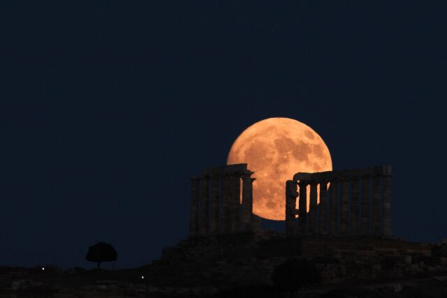 Εντυπωσιακές εικόνες από το «Φεγγάρι του Ελαφιού» πάνω από τον ναό του Ποσειδώνα
