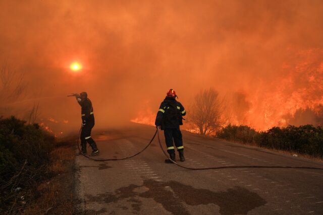 Φωτιά στην Εύβοια: Τραυματίστηκαν δυο πυροσβέστες