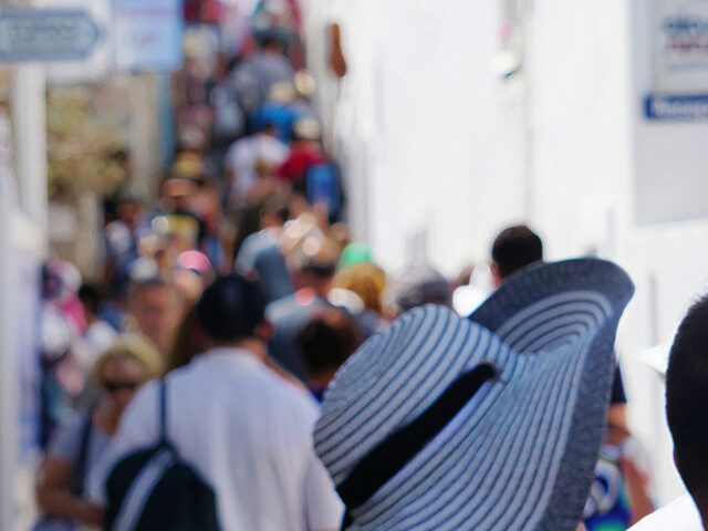 Όσο η Σαντορίνη βουλιάζει, η Βαρκελώνη καταργεί τα Airbnb