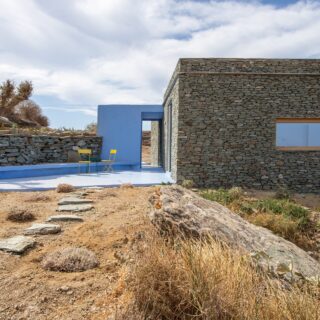 Άπλετη θέα στο Αιγαίο, από μια πετρόχτιστη κατοικία στη Σίφνο