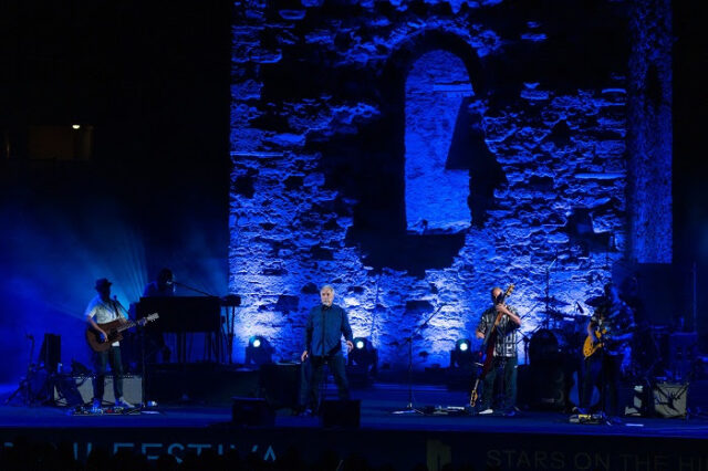 Sani Festival 2024: Αποθεώθηκε ο Tom Jones στην πρώτη του συναυλία στην Ελλάδα