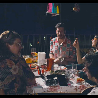 Χρυσοπράσινο γκλίτερ φασίστες στα μούτρα σας (το μουσικό διαμαντάκι του καλοκαιριού που ακούγεται στο Καλοκαίρι της Κάρμεν)