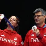 «Παρίσι 2024»: Viral o Τούρκος Γιουσούφ Ντικέτς που πήρε ασημένιο στη σκοποβολή με το ένα χέρι στην τσέπη [ΒΙΝΤΕΟ]