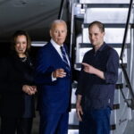 ΗΠΑ: Μπάιντεν και Χάρις υποδέχθηκαν κρατούμενους που ανταλλάχθηκαν με τη Ρωσία