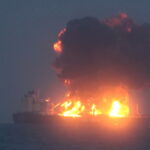 Συνεχίζει να φλέγεται στην Ερυθρά Θάλασσα το δεξαμενόπλοιο Sounion