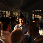 Eπίσκεψη Μητσοτάκη στο αμαξοστάσιο στο Κορωπί – Στους δρόμους 30 νέα αστικά λεωφορεία