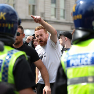 Γιατί φλέγεται η Βρετανία; Όσα ξέρουμε για τους ακροδεξιούς ταραξίες