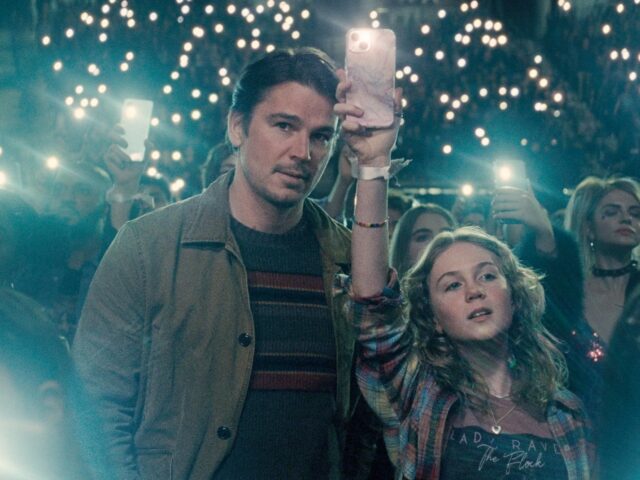 Παγίδα: Ο Τζος Χάρτνετ είναι χαζομπαμπάς και δολοφόνος στη χιτσκοκική νέα ταινία του Μ. Νάιτ Σιάμαλαν 