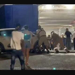 Άνδρος: Σοκαριστικό βίντεο, επιβάτες τρέχουν να μπουν σε πλοίο με το ΙΧ στο χείλος της προβλήτας