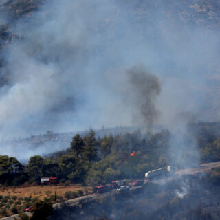 Φωτιά στην Αττική: Αναζωπύρωση στον Ερυθρό Νέας Μάκρης – Εντολή εκκένωσης