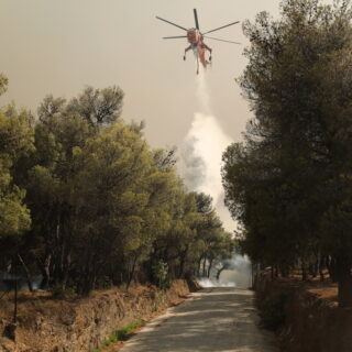 Φωτιές στην Αττική: Μάχη με διάσπαρτες εστίες, νέα φωτιά στα Καλύβια Θορικού