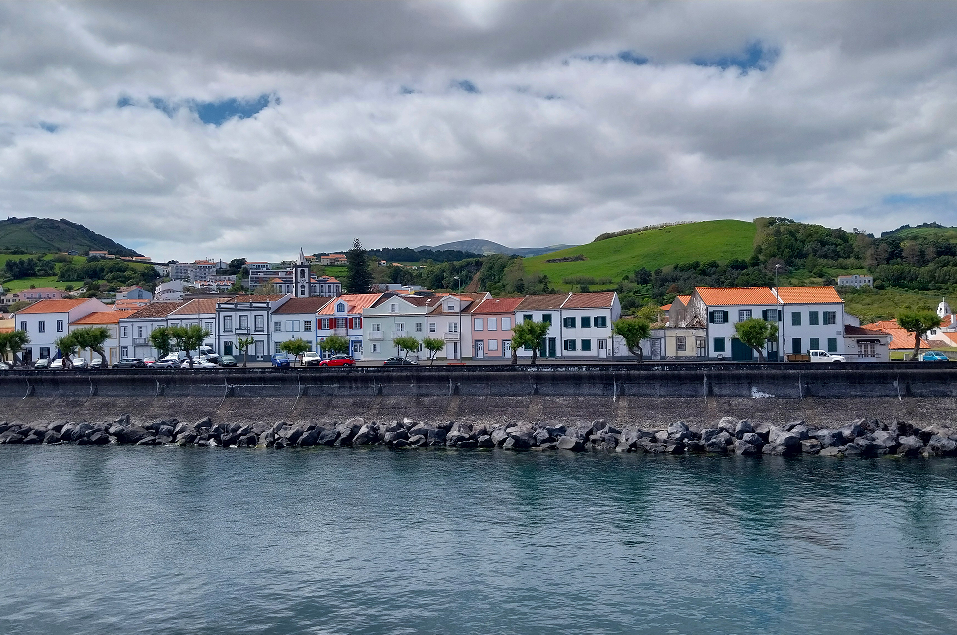 Η Horta όπως φαίνεται από το φέρι για το Pico, Αζόρες ©ΑΠ-Χ