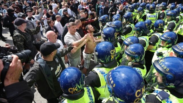 Βρετανία: Χάος με ρατσιστικά πογκρόμ ακροδεξιών – Τουλάχιστον 420 συλλήψεις