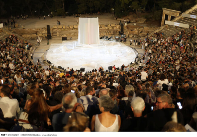 Μετά τη θερμή υποδοχή τους στο Αρχαίο Θέατρο Επιδαύρου, οι Βάκχες ταξιδεύουν σε Ελλάδα και Κύπρο