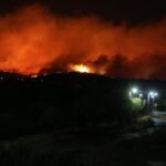 Η φωτιά συνεχίζεται αμείωτη στον Βαρνάβα. Άνοιξε το ΟΑΚΑ για τους κατοίκους των περιοχών που εκκενώθηκαν