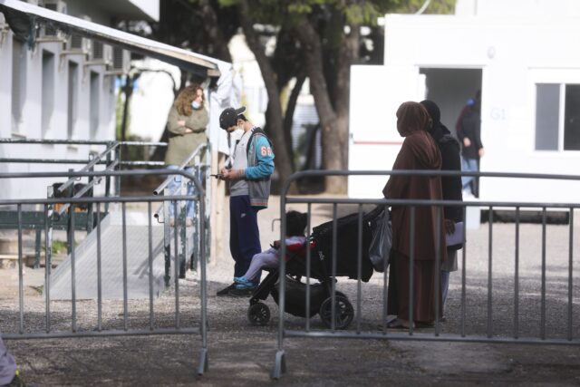 Εκκενώνεται η δομή του Σχιστού μετά την ανατροπή βυτιοφόρου με υγραέριο