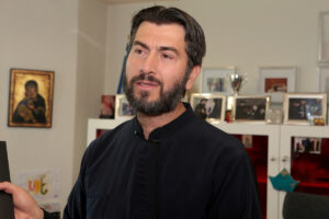 «Κιβωτός του Κόσμου»: Κεκλεισμένων των θυρών η δίκη του πατρός Αντωνίου για ασέλγεια