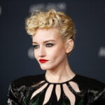 Το πρώτο teaser του «Wolf Man» με τους Κρίστοφερ Αμποτ και Τζούλια Γκάρνερ