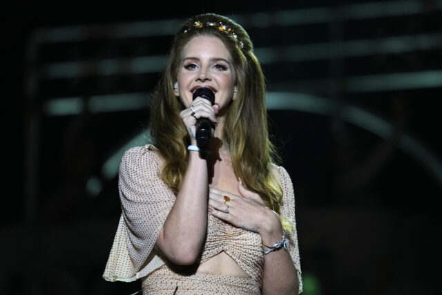 Η Lana Del Rey παντρεύτηκε δίπλα σε βάλτους με αλιγάτορες [ΒΙΝΤΕΟ]