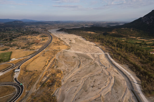 Σε ρυάκι μετατράπηκε ο Πηνειός λόγω της ξηρασίας