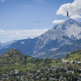 Στο slackline, κάποιοι τολμηροί αγαπούν να βολτάρουν στα σύννεφα