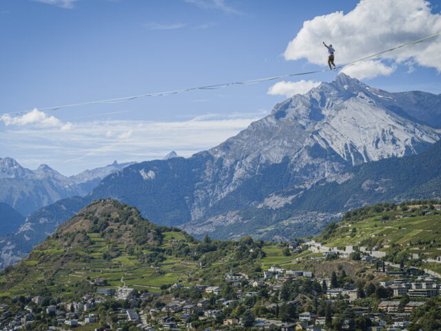 Στο slackline, κάποιοι τολμηροί αγαπούν να βολτάρουν στα σύννεφα