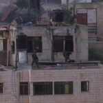 Δυτική Όχθη: Ισραηλινοί στρατιώτες σκοτώνουν Παλαιστίνιους και τους πετάνε από την ταράτσα κτηρίου [ΒΙΝΤΕΟ]