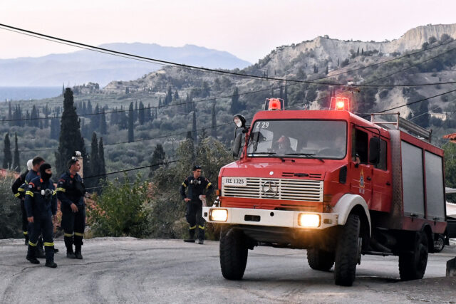 Ξυλόκαστρο Κορινθίας: Xωρίς ενιαίο μέτωπο η φωτιά – Νέο μήνυμα από το 112