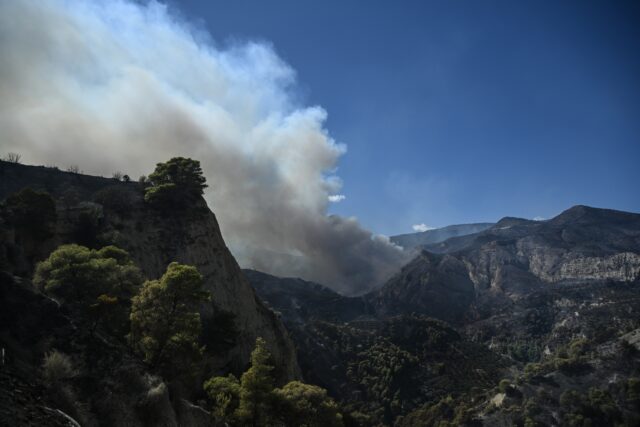 Φωτιά στην Κορινθία: Νέες εκκενώσεις χωριών