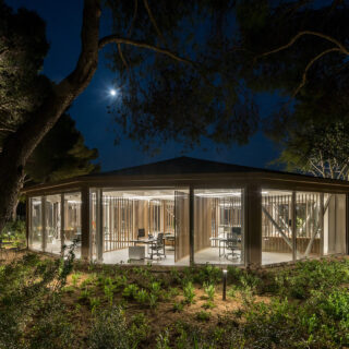 Το C-Pavilion είναι ένα γραφείο μέσα στη φύση