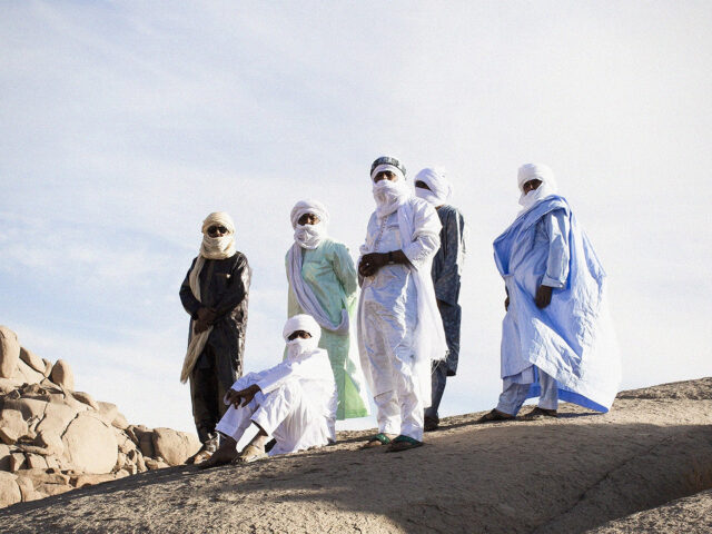 Tinariwen: Μας στεναχωρεί ότι οι συγγενείς μας εκτοπίστηκαν λόγω της εισβολής ξένων πολιτοφυλακών