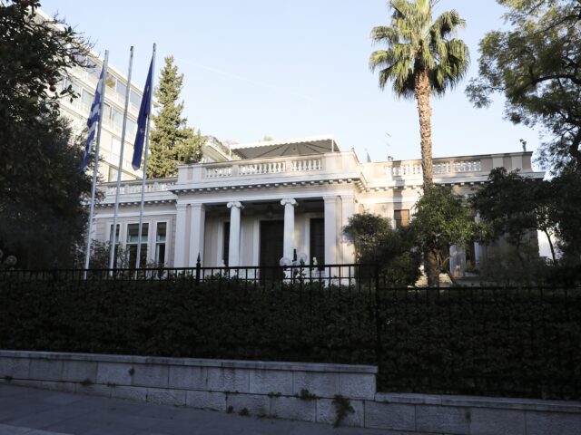 Πορεία προς το μέγαρο Μαξίμου ξεκίνησαν οι εργαζόμενοι του τουρισμού και του επισιτισμού