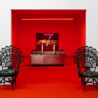 Η ιδιόμορφη σκηνογραφία της Δανάης Ανεσιάδου για λίγες ακόμη μέρες στο ΕΜΣΤ