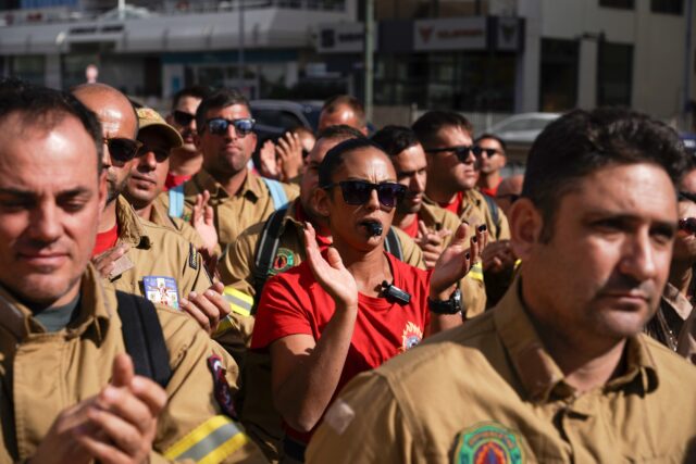 Συγκέντρωση διαμαρτυρίας των εποχικών πυροσβεστών