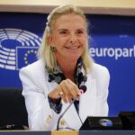 Επίθεση Βόζεμπεργκ σε Καρυστιανού: «Την καθοδηγεί ο ΣΥΡΙΖΑ, συκοφαντεί τη χώρα» – Τι απαντά η πρόεδρος του Συλλόγου Θυμάτων Τεμπών