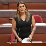 «Δεν είναι η γη σας, δεν είσαι ο βασιλιάς μου», είπε Αυστραλή γερουσιαστής στον Κάρολο [ΒΙΝΤΕΟ]