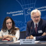 Τζούλιαν Ασάνζ στο Συμβούλιο Ασφαλείας της Ευρώπης: «Είμαι ελεύθερος επειδή δήλωσα ένοχος για δημοσιογραφία»