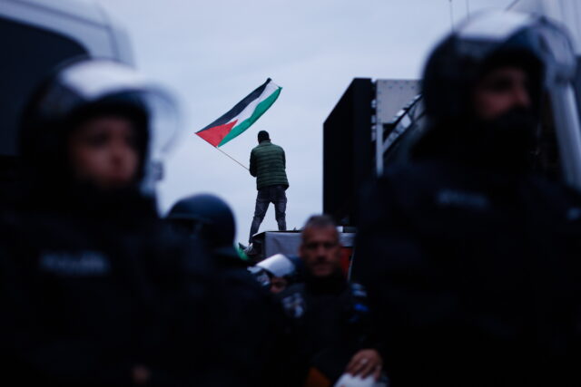 Βρετανία: Ακτιβιστές εισέβαλαν σε βάση της RAF – Έριξαν μπογιά σε δύο αεροσκάφη