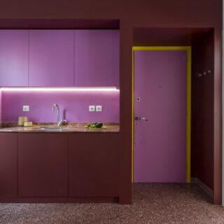 Pretty in Pink: Ένα μικρό διαμέρισμα με vintage λεπτομέρειες στην Πλάκα