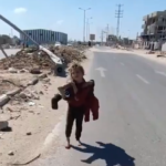 Πόλεμος στη Γάζα: Kορίτσι κουβαλά την τραυματισμένη αδελφή του στην πλάτη [ΒΙΝΤΕΟ]