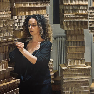 Η Βούλα Καραμπατζάκη βρήκε στα χαρτονένια της «Κτίσματα» την ιδανική πολιτεία της