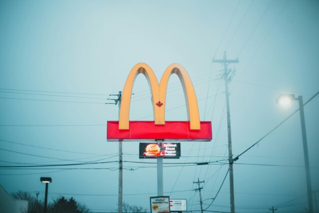 McDonald’s: Εντοπίστηκε η αιτία για τις δεκάδες μολύνσεις πελατών που κατανάλωσαν χάμπουργκερ