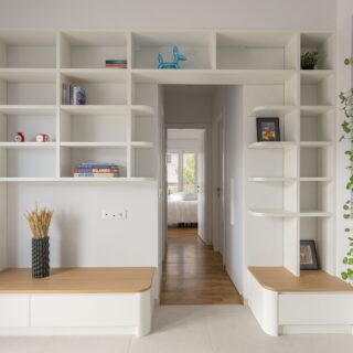 Μόνο λευκό και δρυς, σε ένα ανακαινισμένο διαμέρισμα στη Βάρκιζα