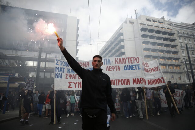 Σε εξέλιξη η πορεία μαθητών και φοιτητών προς τη Βουλή