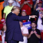 ΗΠΑ: «Ο Τραμπ θα είχε καταδικαστεί αν δεν είχε εκλεγεί πρόεδρος» σύμφωνα με έκθεση του Eιδικού Eισαγγελέα