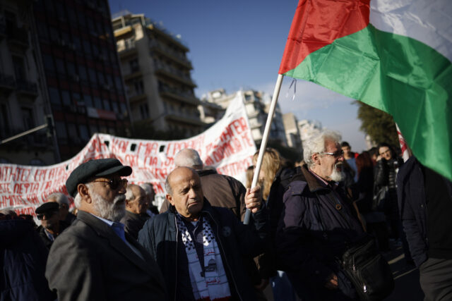 Προπύλαια: Xιλιάδες διαδηλωτές στην απεργιακή συγκέντρωση με κεντρικό σύνθημα «Λευτεριά στην Παλαιστίνη!»