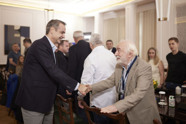 Συνάντηση Μητσοτάκη με τους κατοίκους της πολυκατοικίας των Αμπελοκήπων στο Μέγαρο Μαξίμου