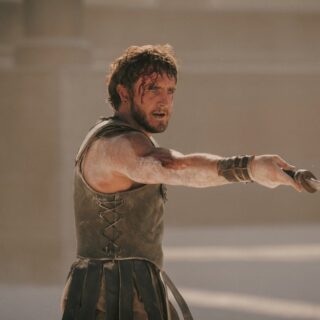 Στον επικό Μονομάχο ΙΙ, ο Πολ Μέσκαλ εισβάλλει στην αρένα του Χόλιγουντ