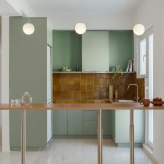 Ένα διαμέρισμα στο Παγκράτι πειραματίζεται με γήινες και παστέλ αποχρώσεις